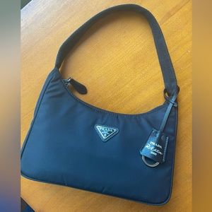 PRADA RE-EDITION 2000 ZIP SHOULDER BAG IN BLACK